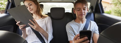Lange Autofahrten: So halten Sie die Kinder bei Laune